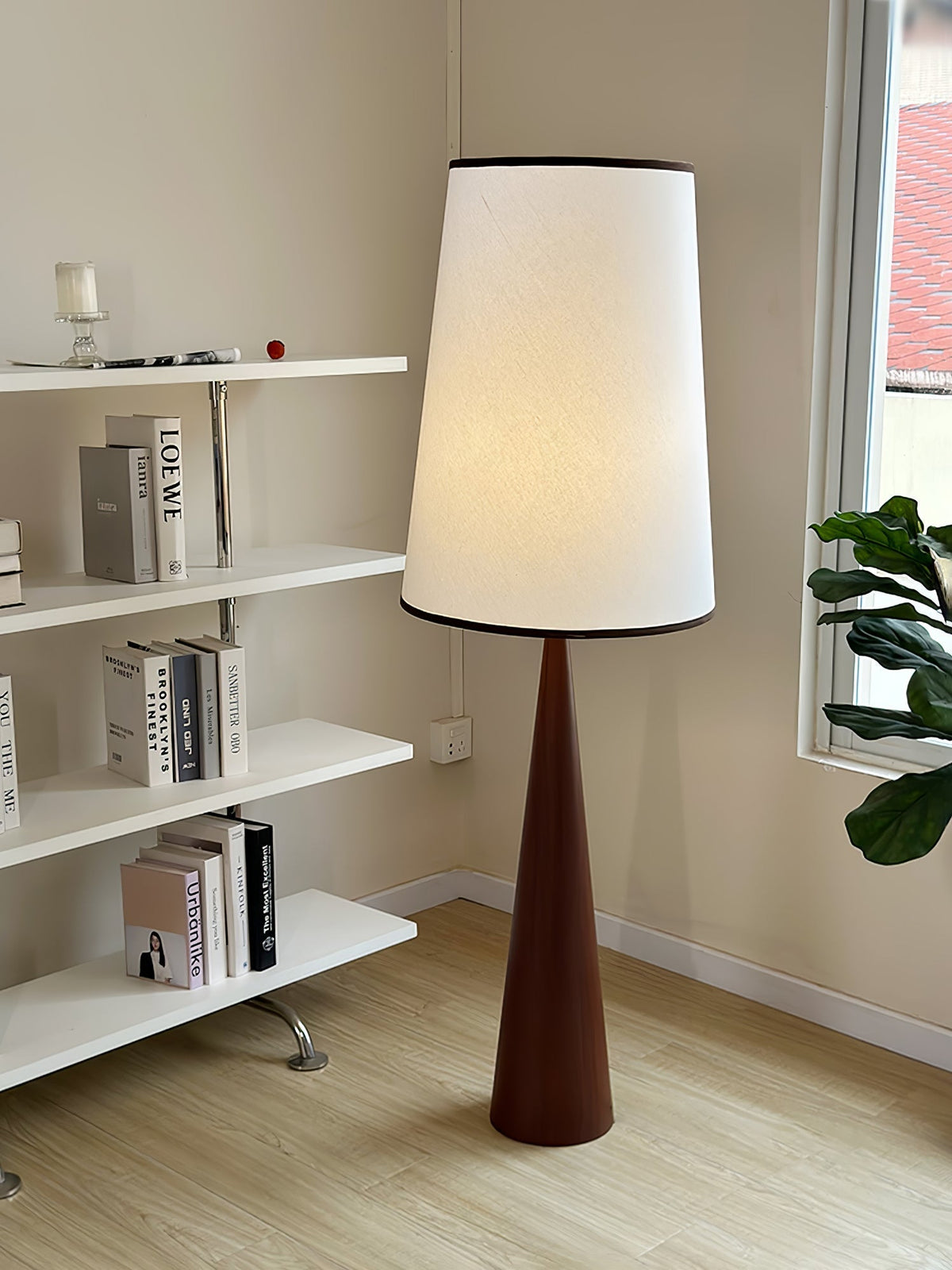 ConeLite minimalistisk konisk gulvlampe i træ