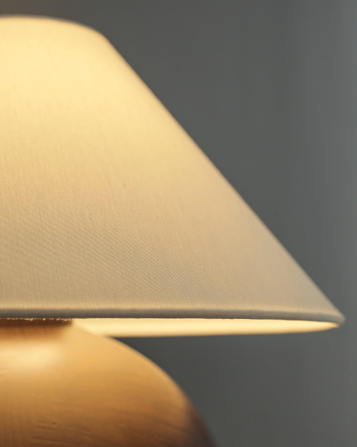 Halise organisk bordslampa i trä