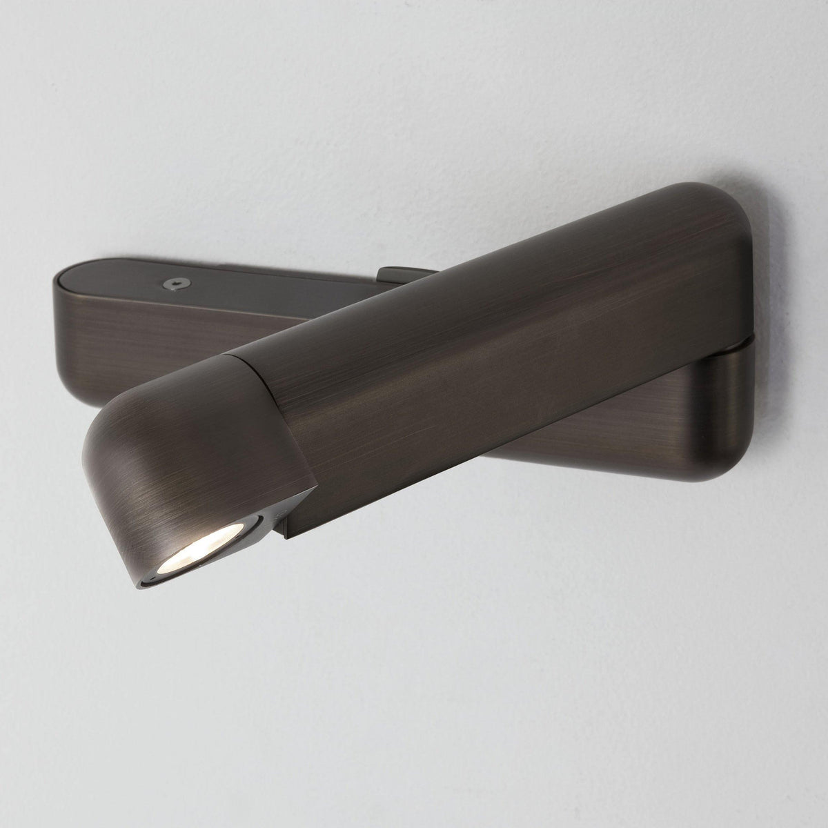 Soreora svartur LED-vegglampi, stillanlegur, með USB