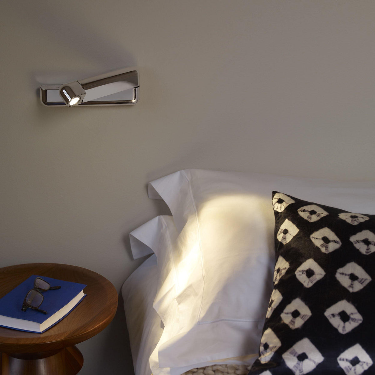 Soreora svartur LED-vegglampi, stillanlegur, með USB