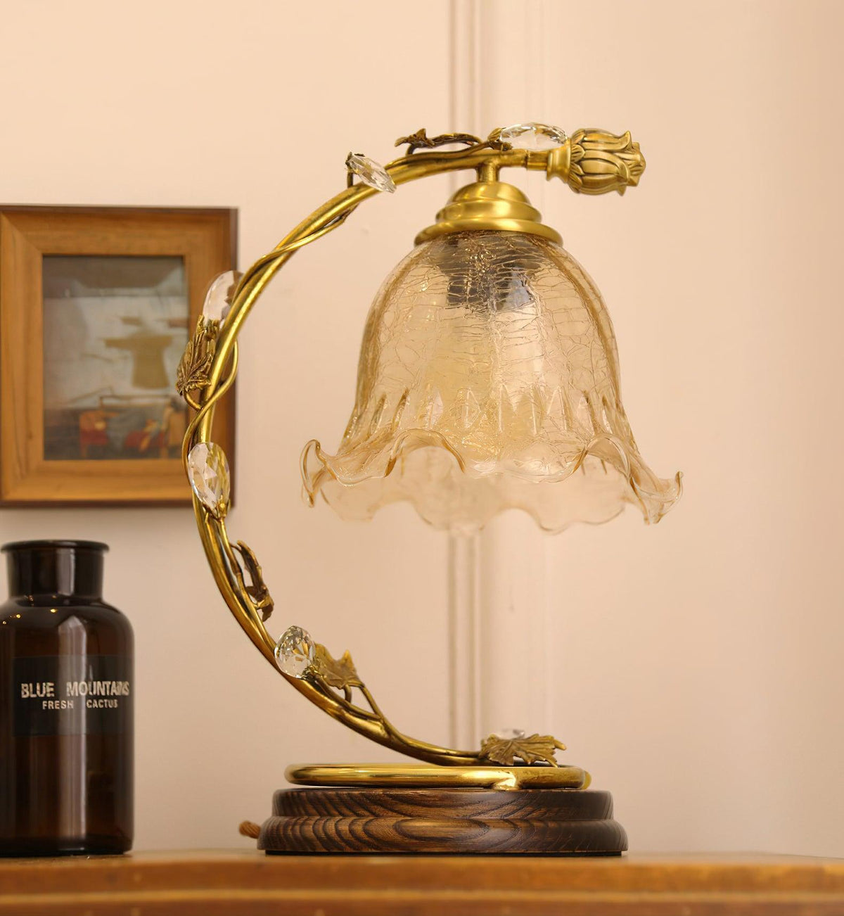 Flarce bordslampa i mässing och trä