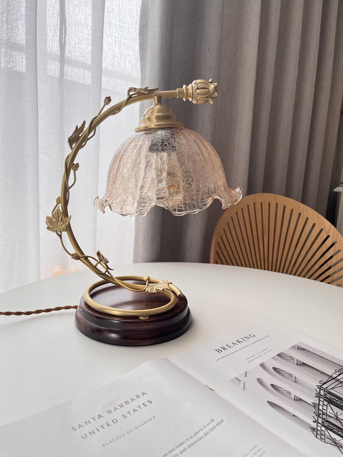 Flarce bordslampa i mässing och trä