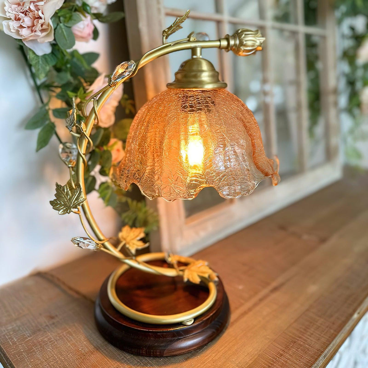Flarce bordslampa i mässing och trä