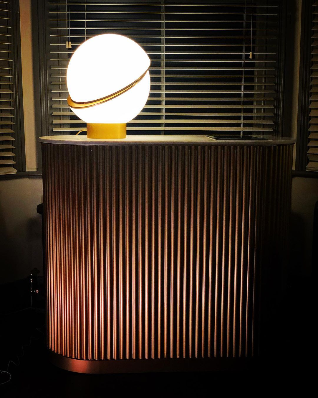 Candeeiro de mesa futurista Solaria