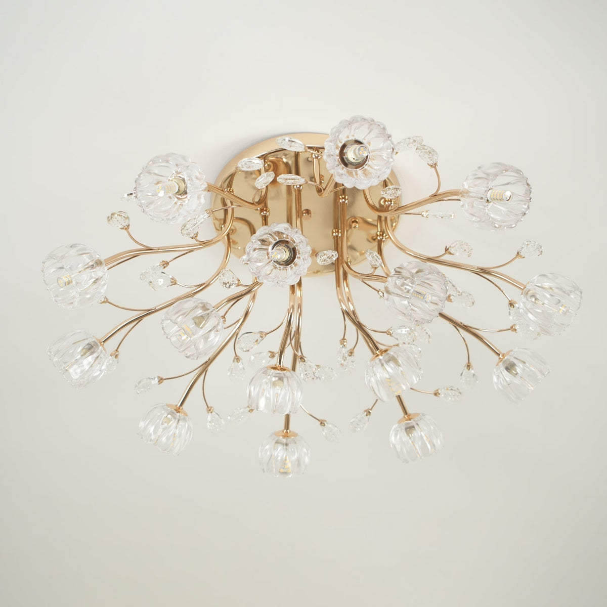 Elyinira postmoderne luksusloftlampe med blomsterform og krystaller