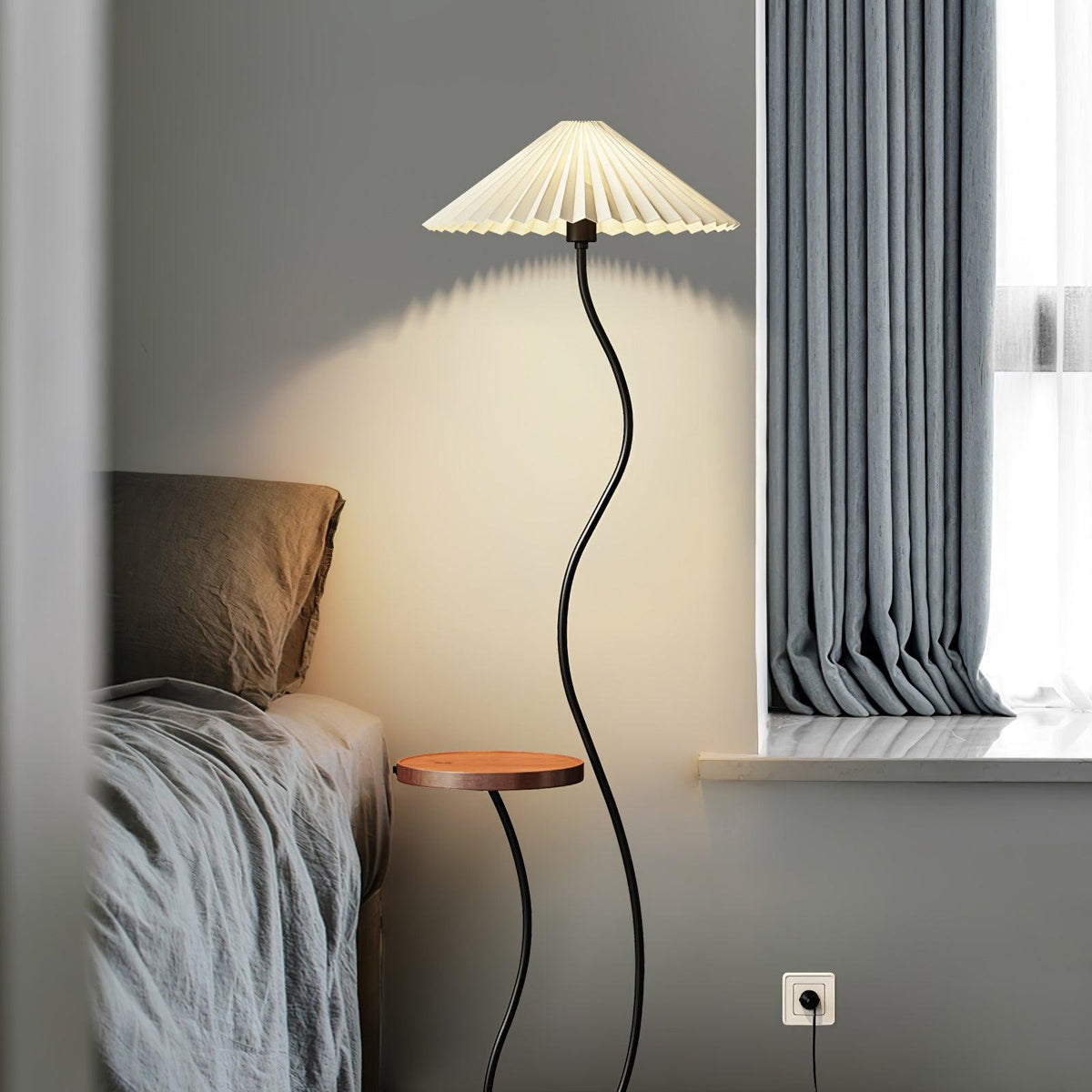 Ghel minimalistisk gulvlampe i træ