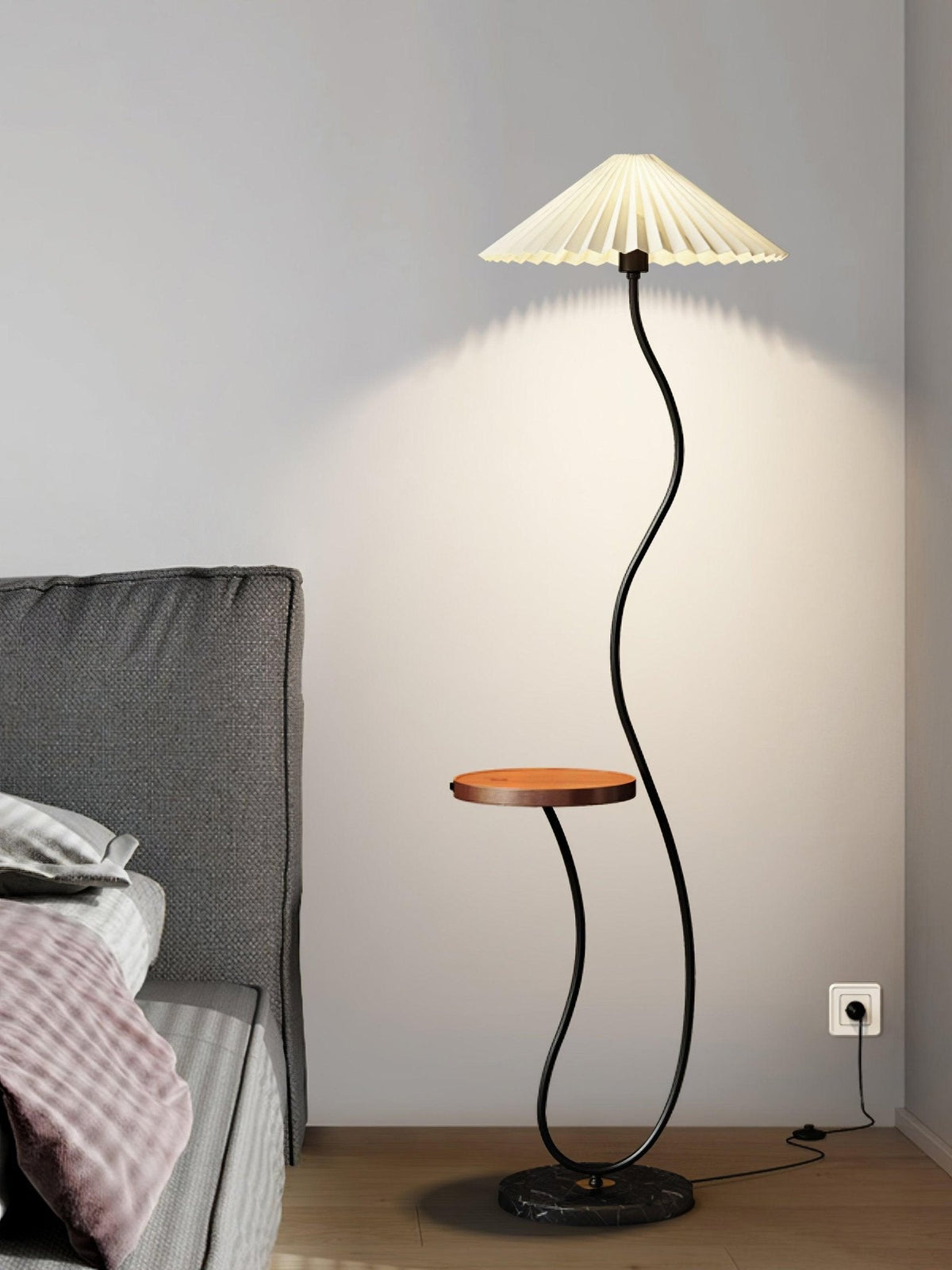 Ghel minimalistisk gulvlampe i træ