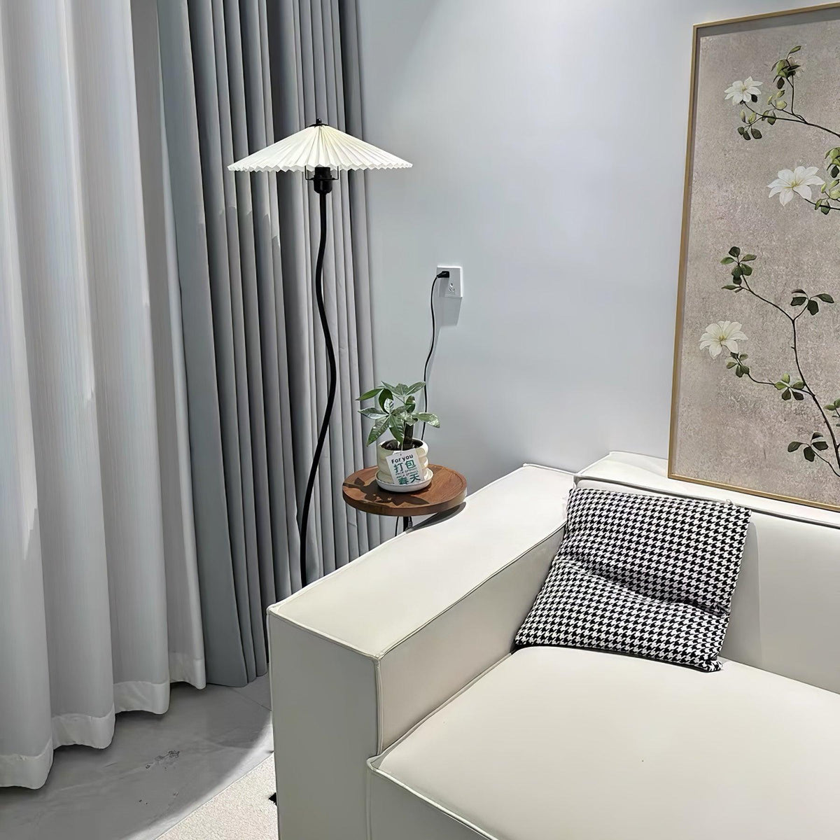 Ghel minimalistisk gulvlampe i træ