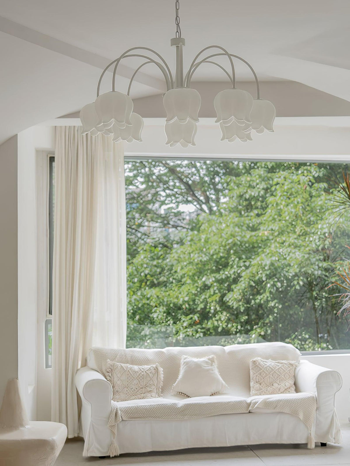 Lustre branco elegante com cúpulas em forma de sino, braços curvos e motivos florais Veleissa
