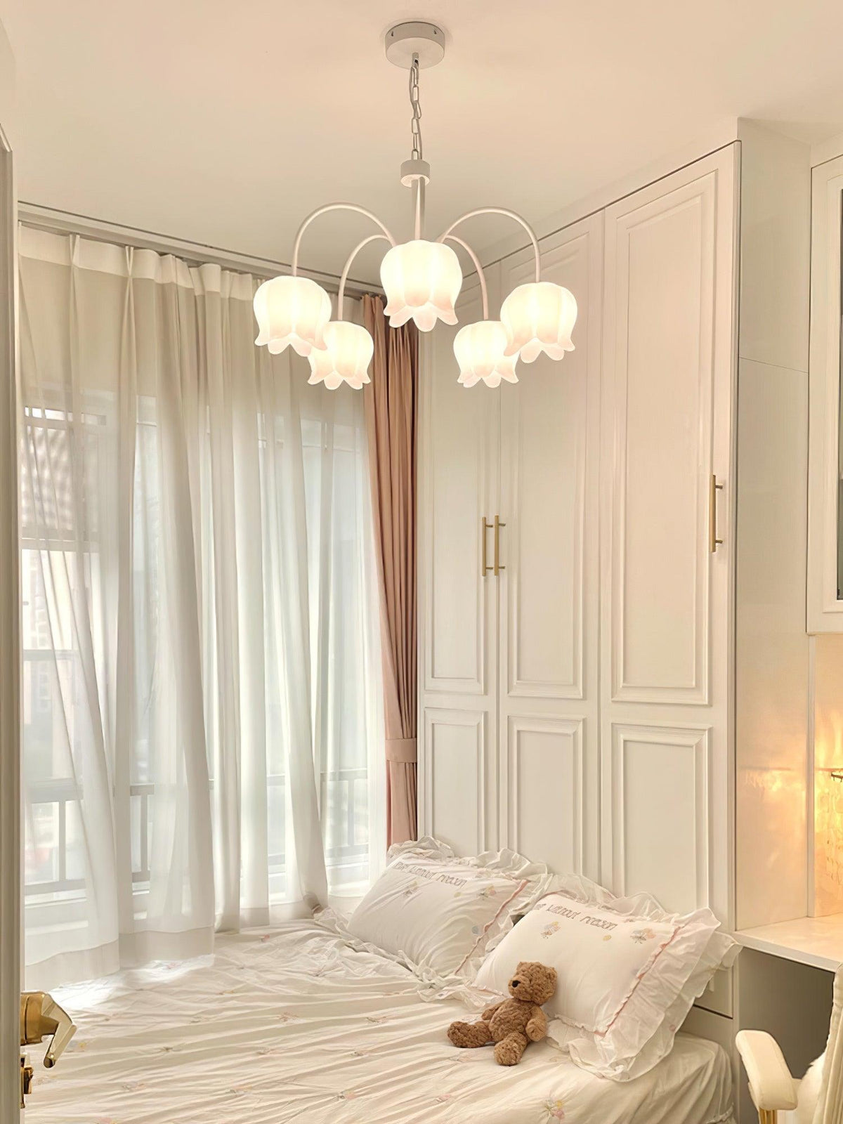 Lustre branco elegante com cúpulas em forma de sino, braços curvos e motivos florais Veleissa