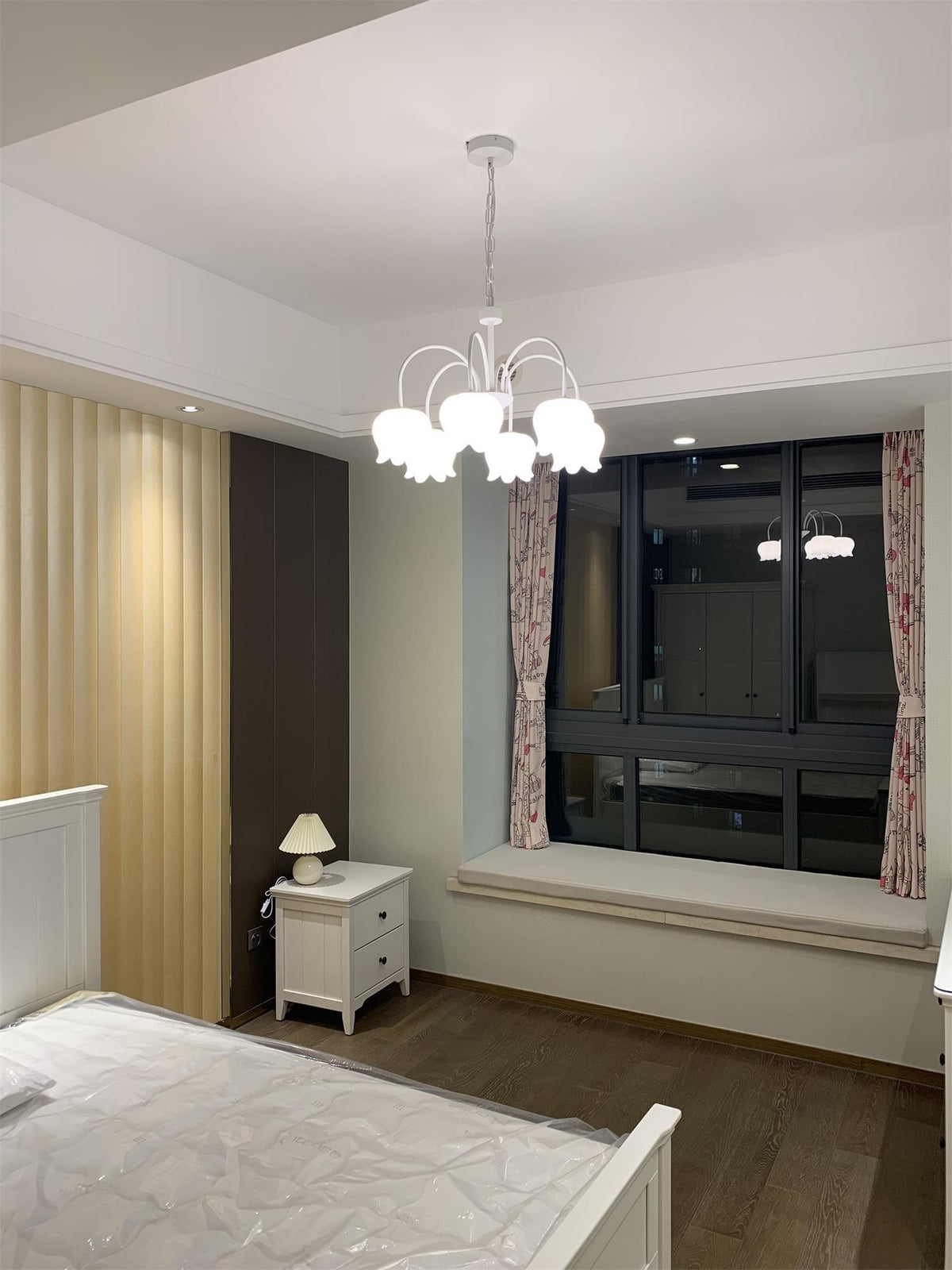 Lustre branco elegante com cúpulas em forma de sino, braços curvos e motivos florais Veleissa