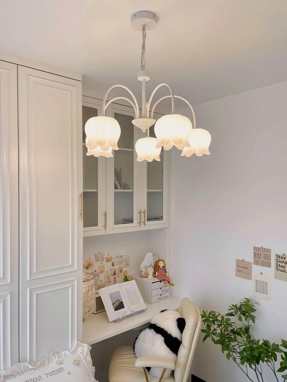 Lustre branco elegante com cúpulas em forma de sino, braços curvos e motivos florais Veleissa