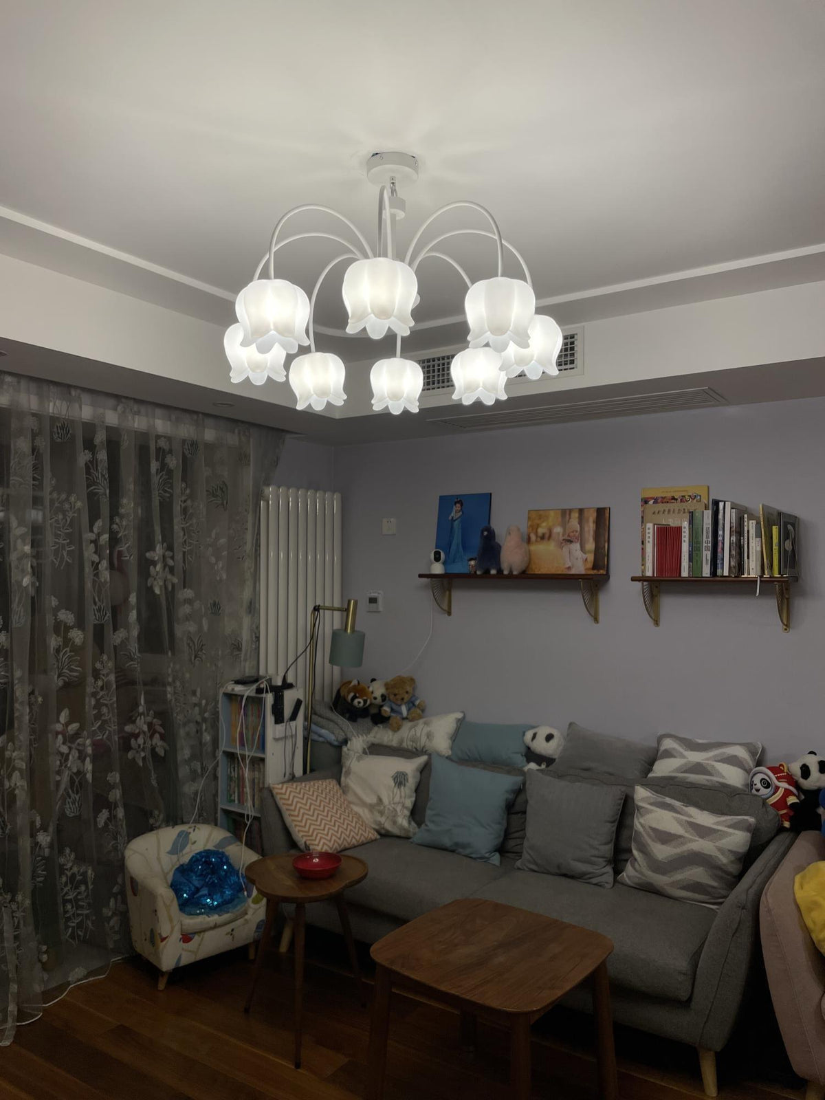 Lustre branco elegante com cúpulas em forma de sino, braços curvos e motivos florais Veleissa