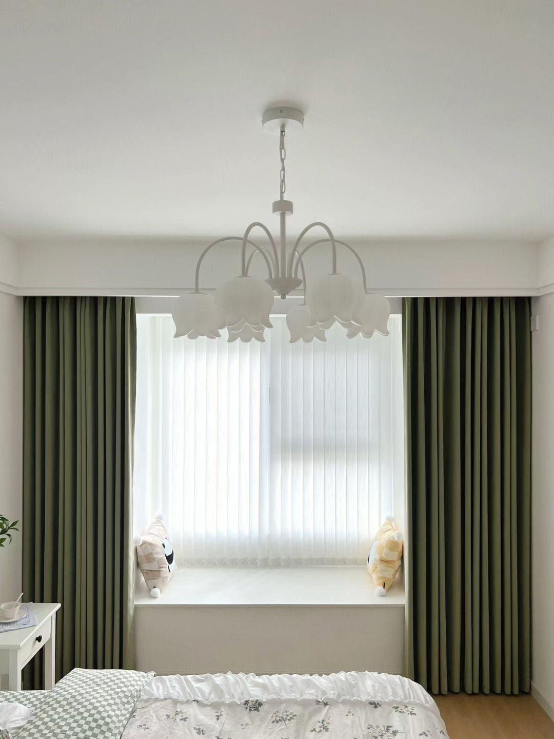Lustre branco elegante com cúpulas em forma de sino, braços curvos e motivos florais Veleissa