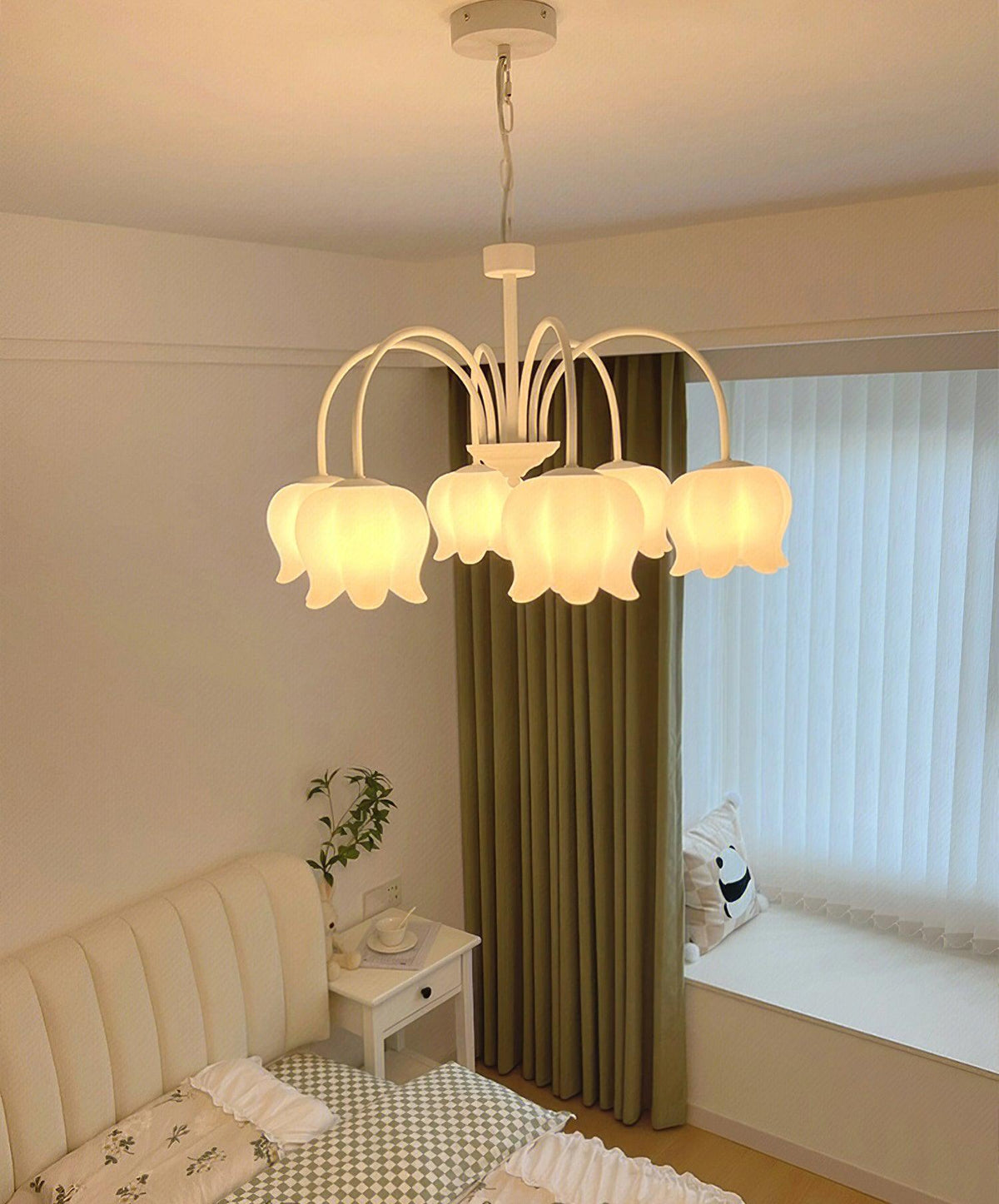 Lustre branco elegante com cúpulas em forma de sino, braços curvos e motivos florais Veleissa