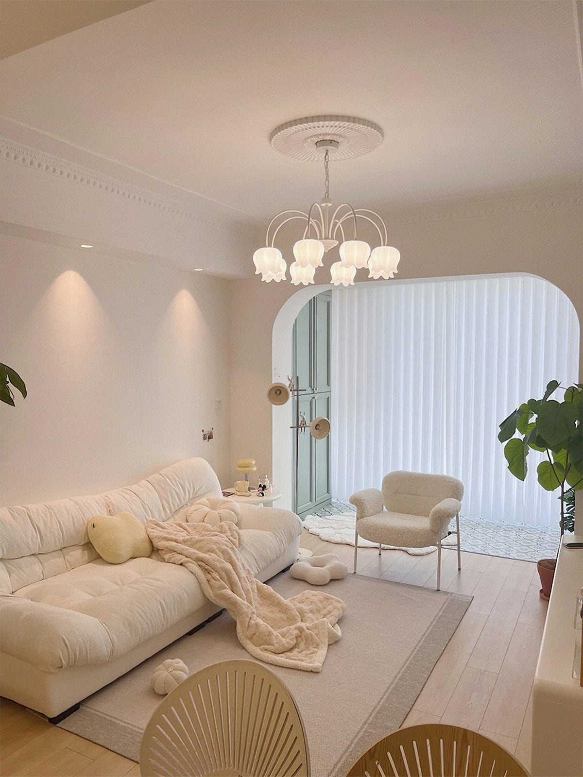 Lustre branco elegante com cúpulas em forma de sino, braços curvos e motivos florais Veleissa