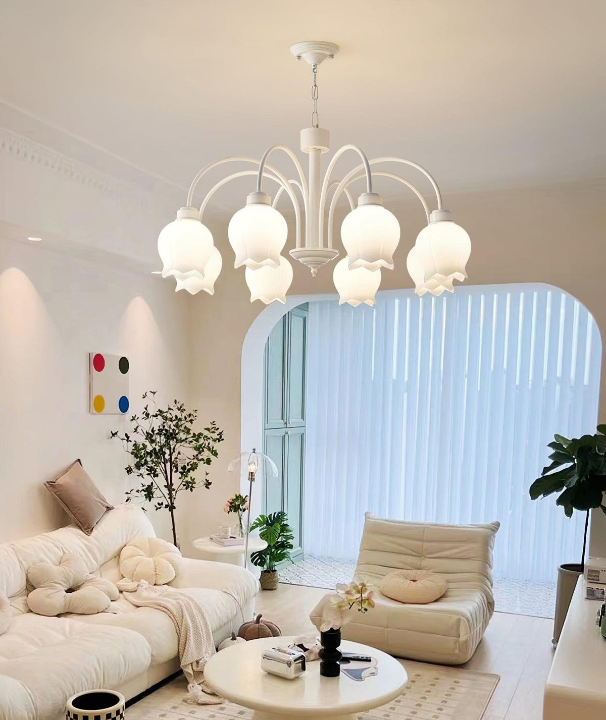 Lustre branco elegante com cúpulas em forma de sino, braços curvos e motivos florais Veleissa