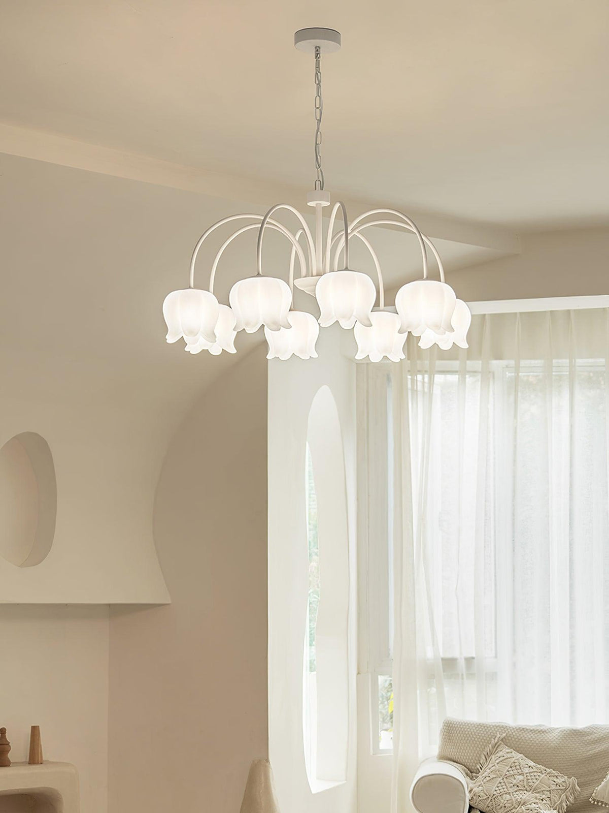 Lustre branco elegante com cúpulas em forma de sino, braços curvos e motivos florais Veleissa
