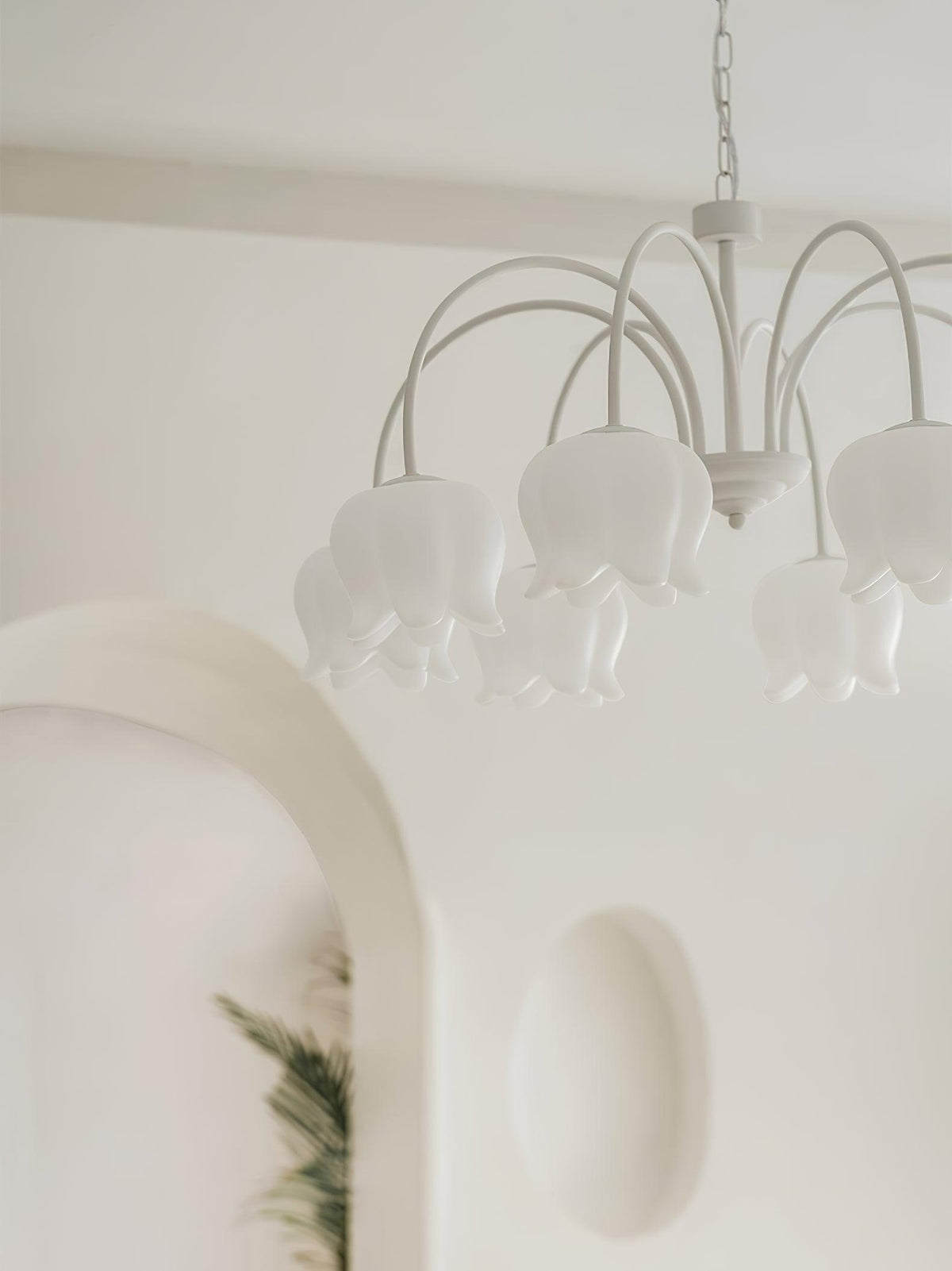 Lustre branco elegante com cúpulas em forma de sino, braços curvos e motivos florais Veleissa