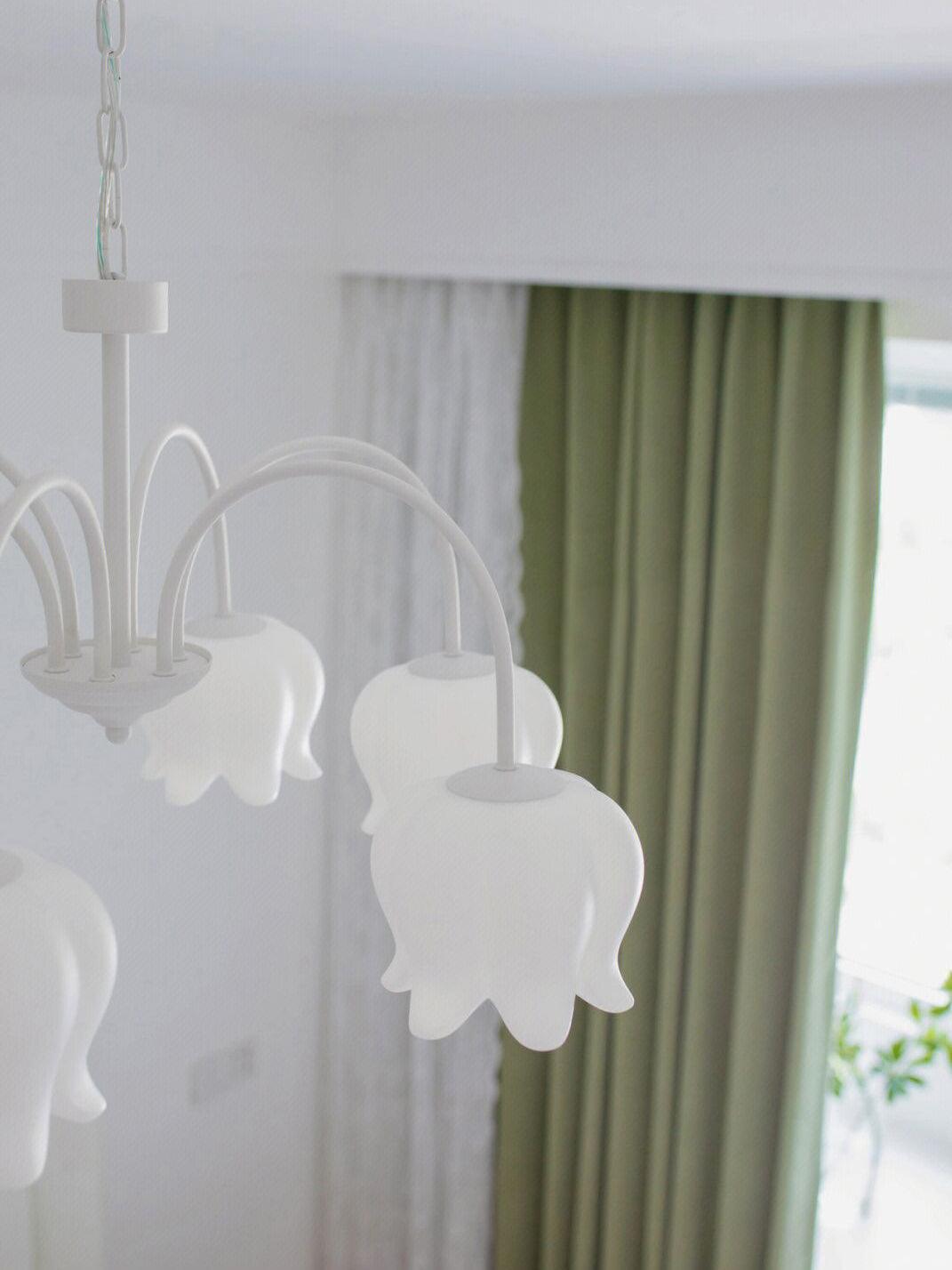 Lustre branco elegante com cúpulas em forma de sino, braços curvos e motivos florais Veleissa