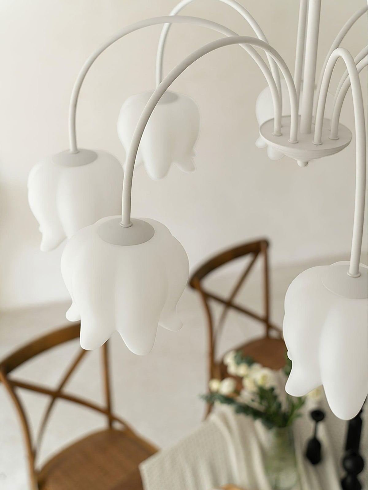 Lustre branco elegante com cúpulas em forma de sino, braços curvos e motivos florais Veleissa