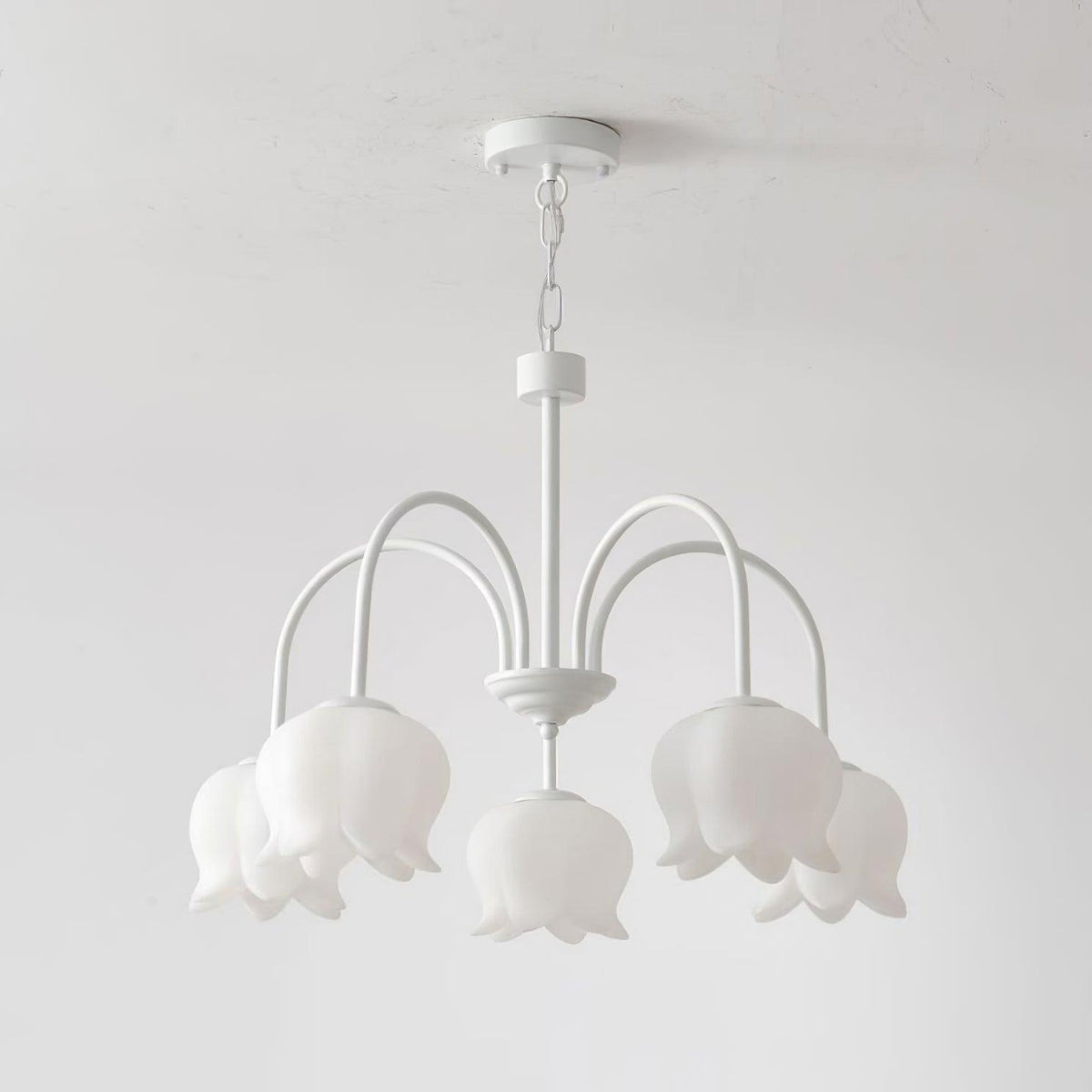 Lustre branco elegante com cúpulas em forma de sino, braços curvos e motivos florais Veleissa