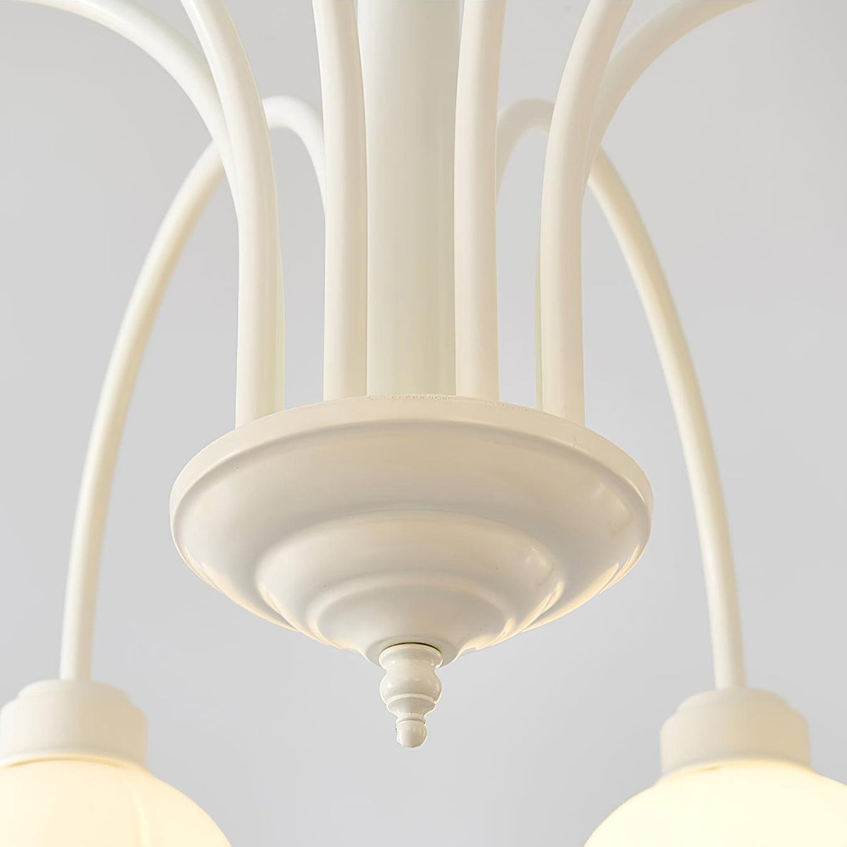 Lustre branco elegante com cúpulas em forma de sino, braços curvos e motivos florais Veleissa