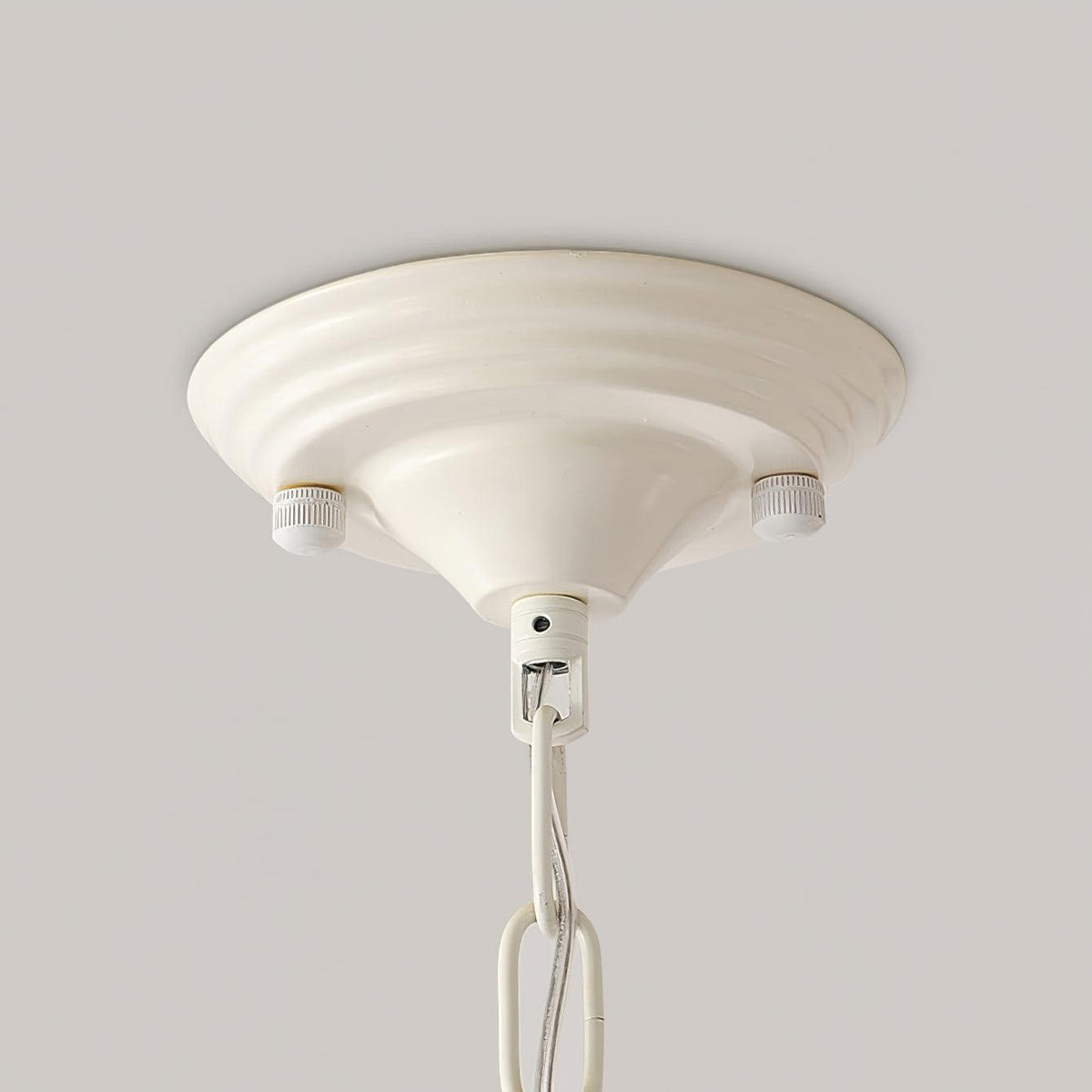 Lustre branco elegante com cúpulas em forma de sino, braços curvos e motivos florais Veleissa