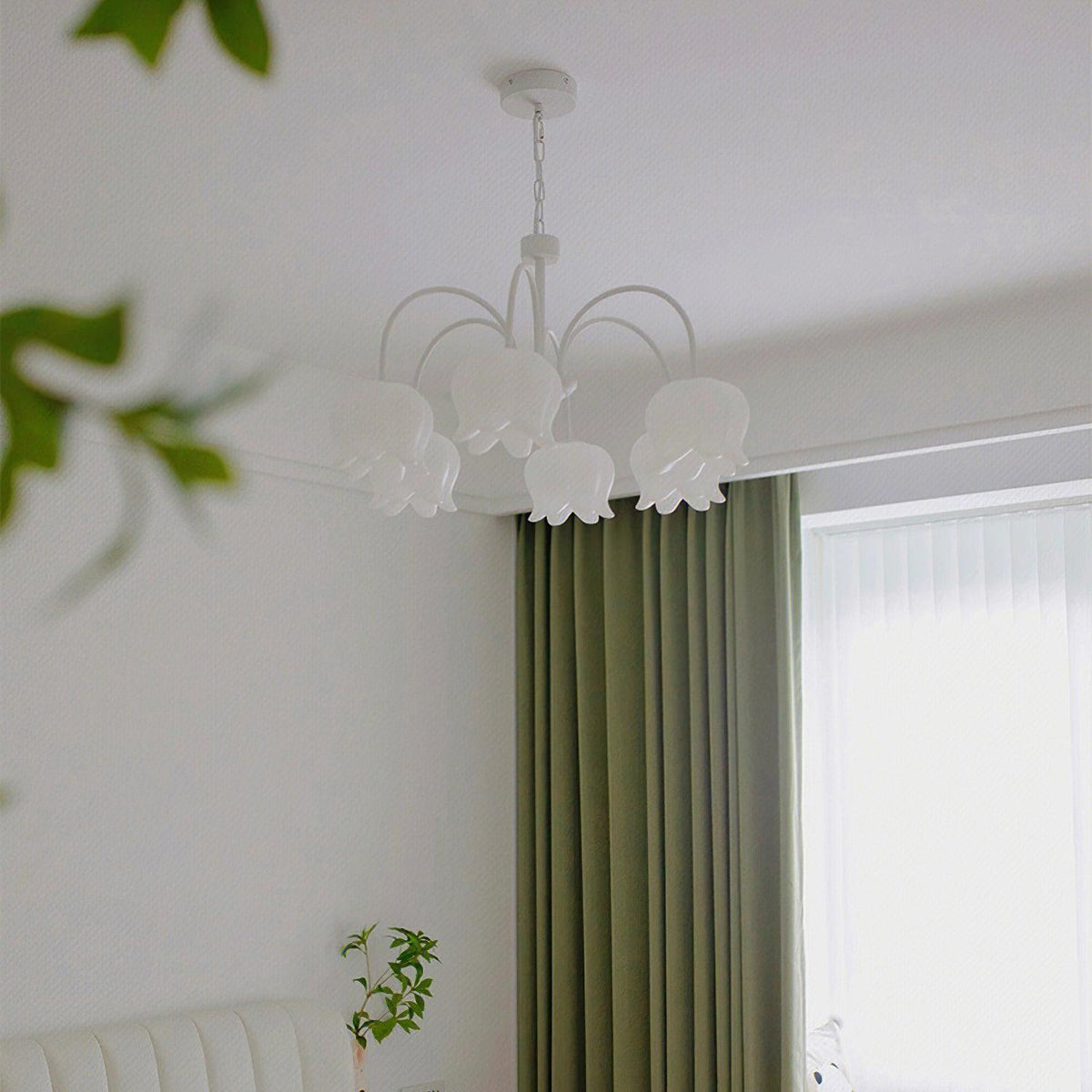 Lustre branco elegante com cúpulas em forma de sino, braços curvos e motivos florais Veleissa