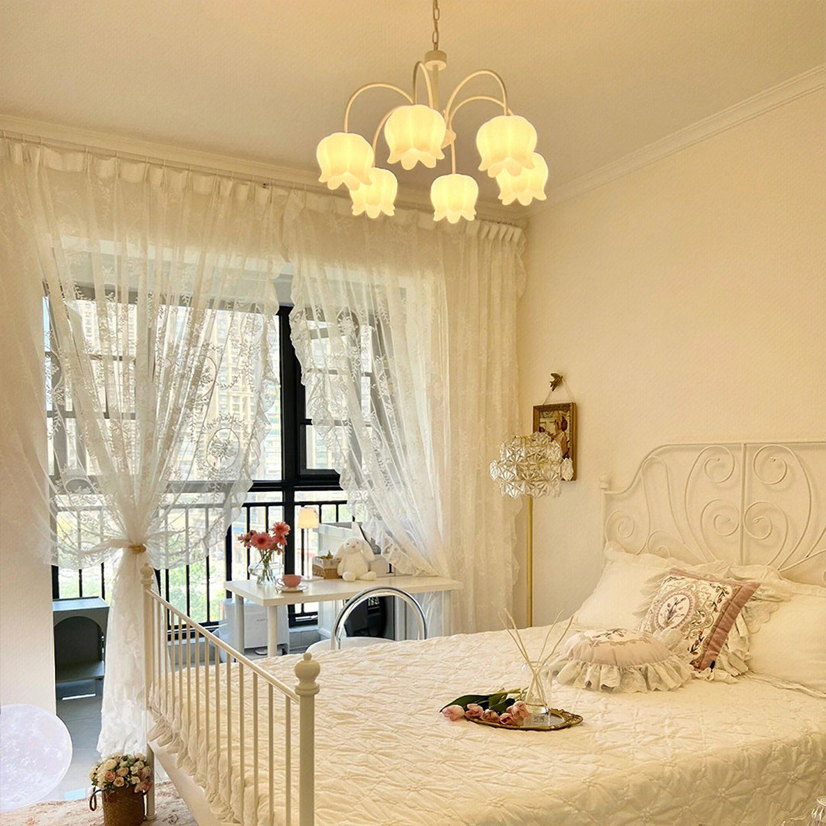Lustre branco elegante com cúpulas em forma de sino, braços curvos e motivos florais Veleissa