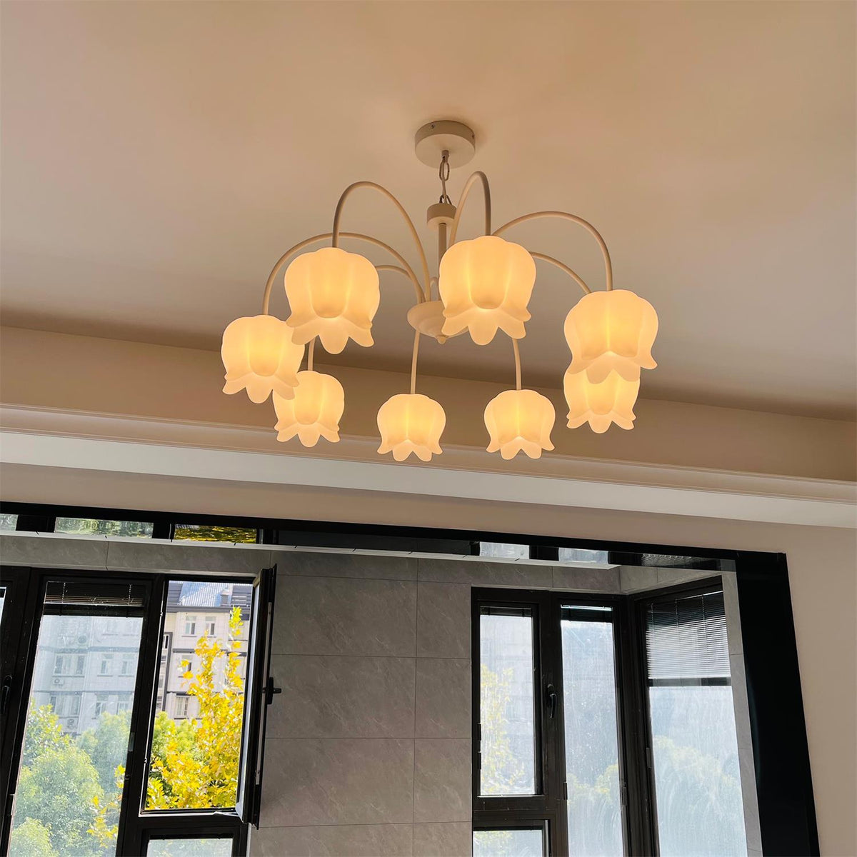 Lustre branco elegante com cúpulas em forma de sino, braços curvos e motivos florais Veleissa