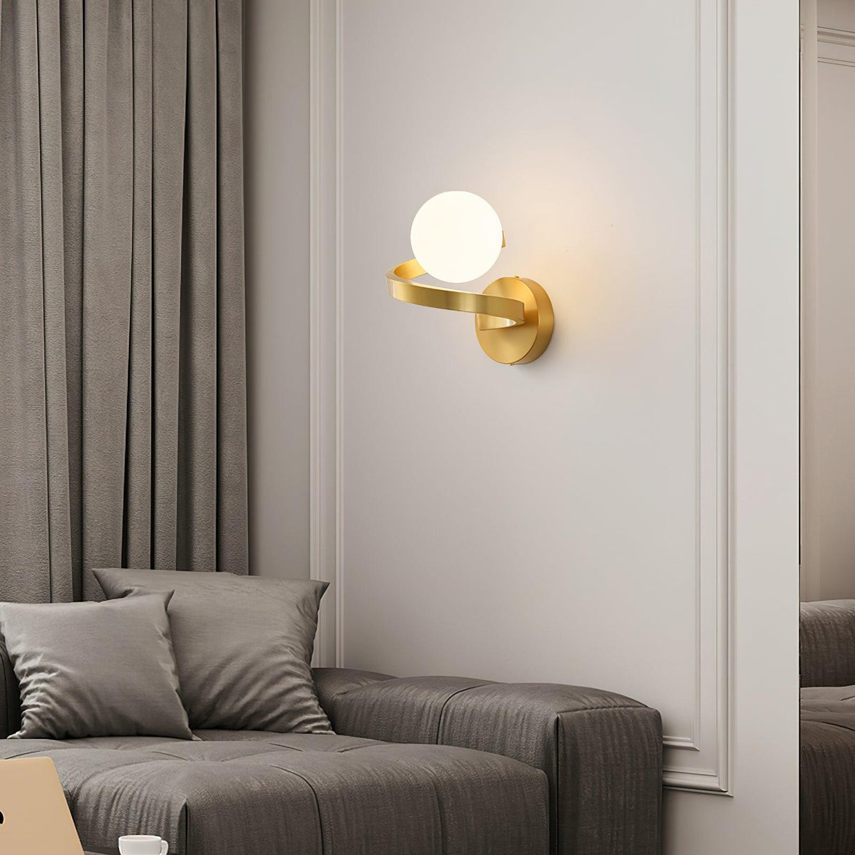 Candeeiro de parede Yvian moderno minimalista curvo, em latão e vidro