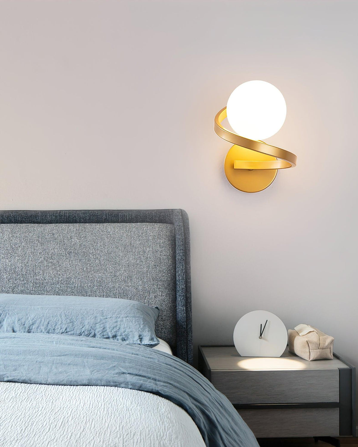 Candeeiro de parede Yvian moderno minimalista curvo, em latão e vidro
