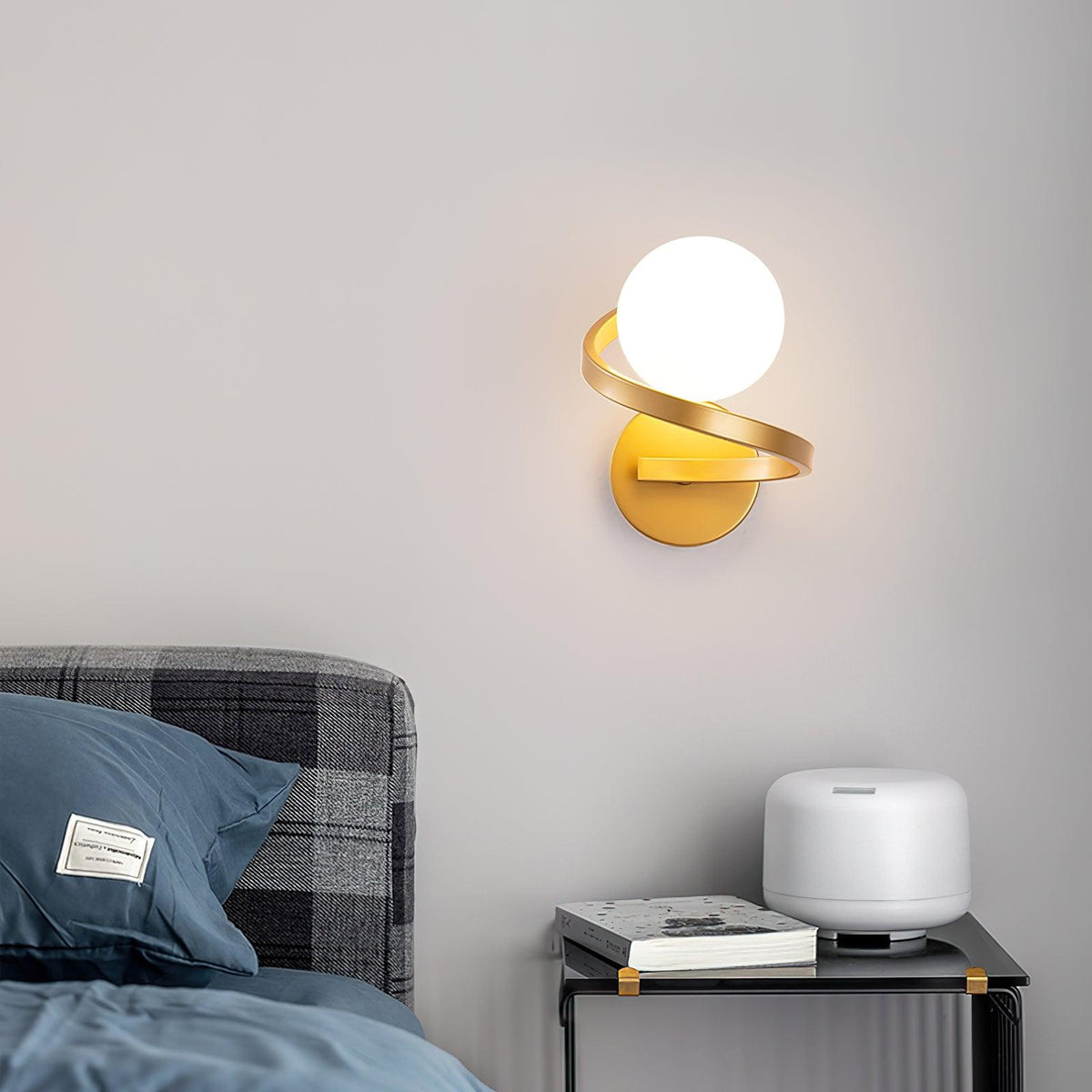 Candeeiro de parede Yvian moderno minimalista curvo, em latão e vidro