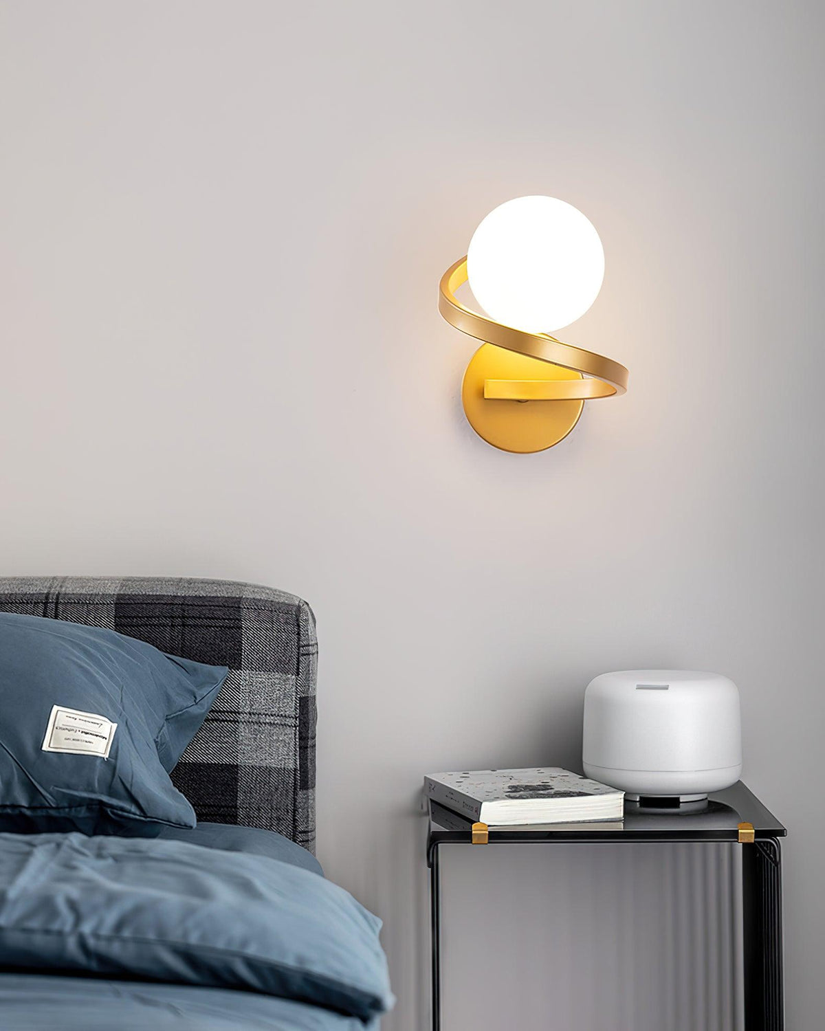 Candeeiro de parede Yvian moderno minimalista curvo, em latão e vidro