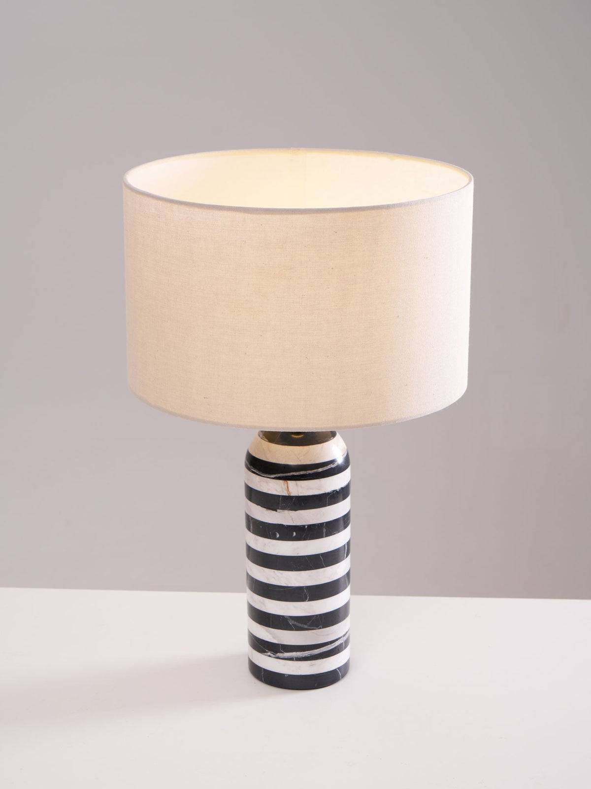 Avery moderne bordlampe