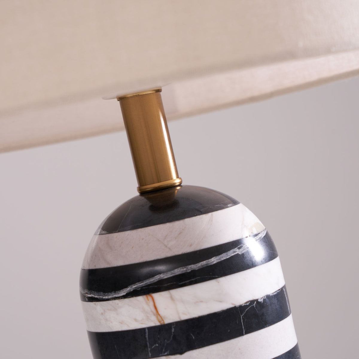 Avery moderne bordlampe
