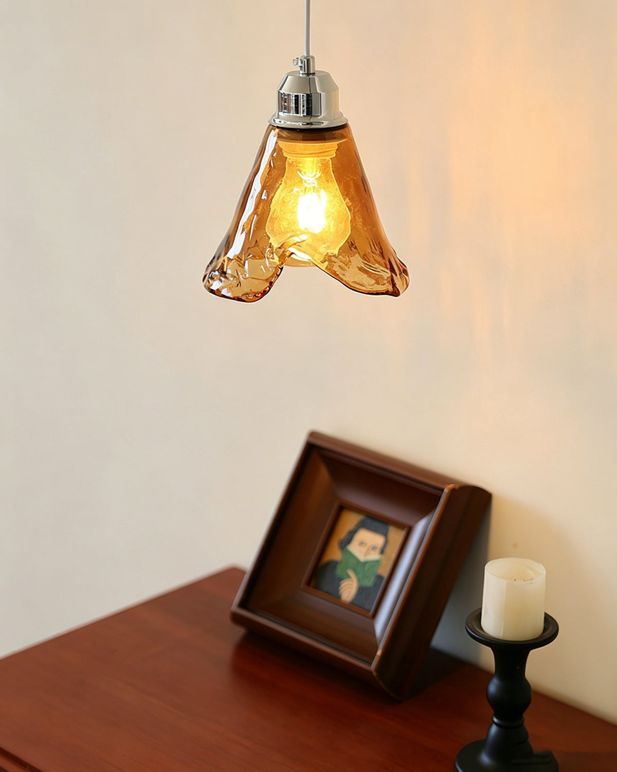 Pendellampe i ravfarvet glas