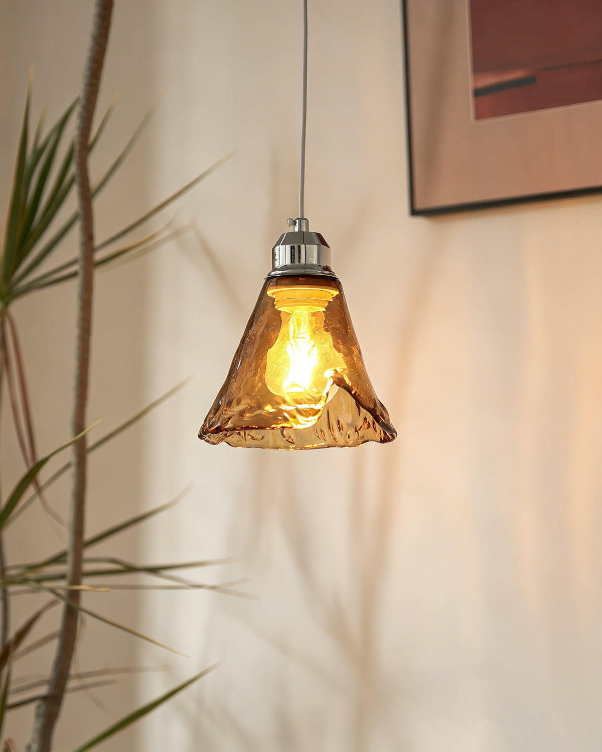 Pendellampe i ravfarvet glas