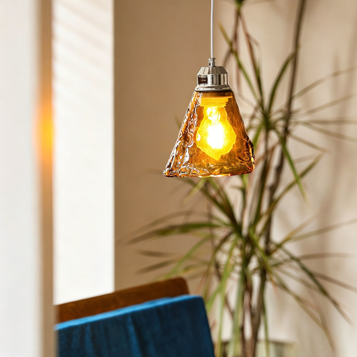 Pendellampe i ravfarvet glas