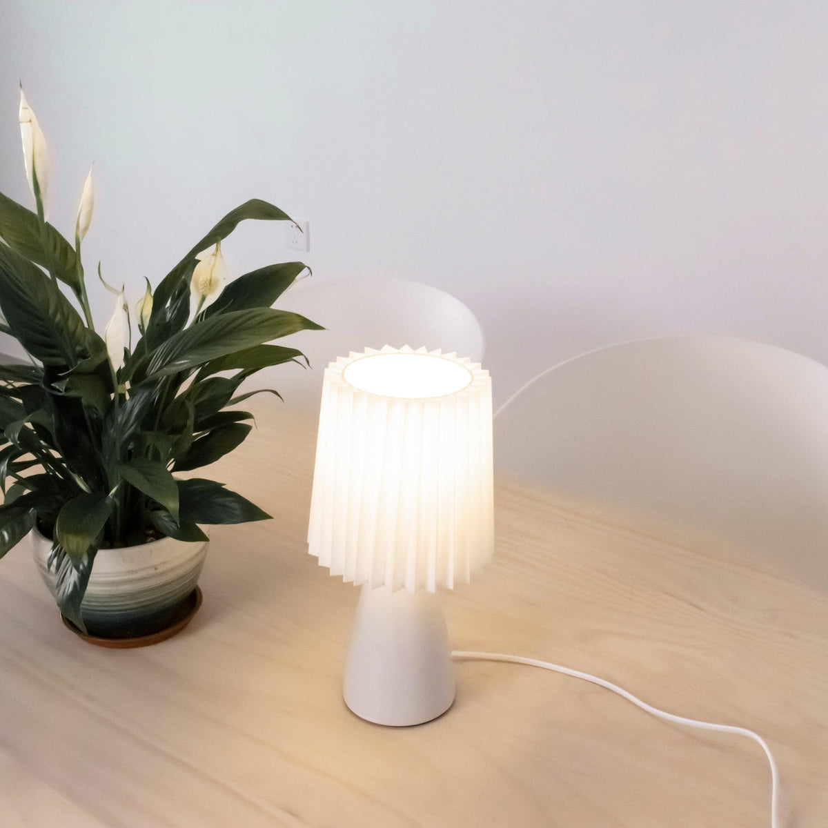 Minimalistisk bordslampa i tyg från Boko