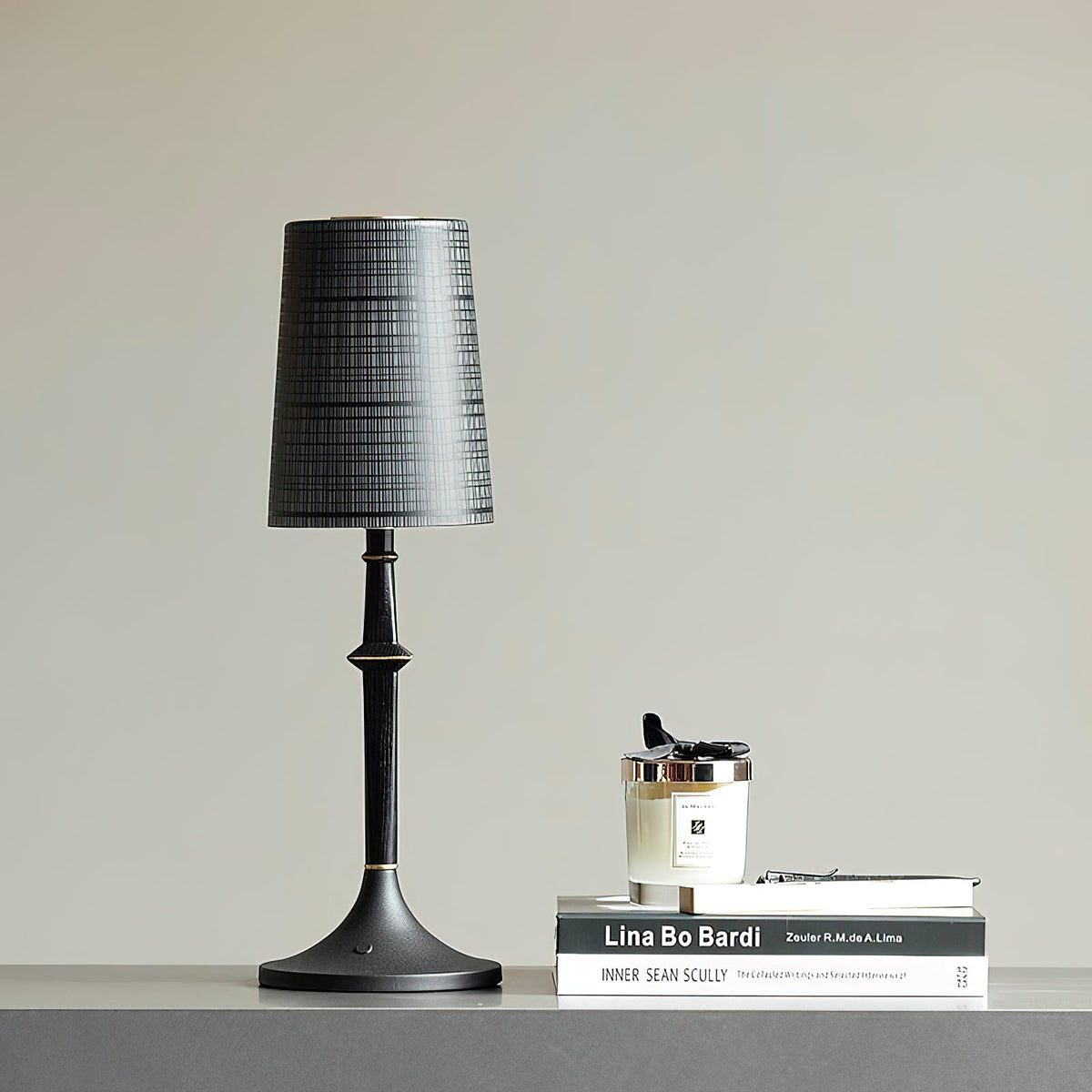 Karma Elvior bordslampa i järn (inbyggt batteri)
