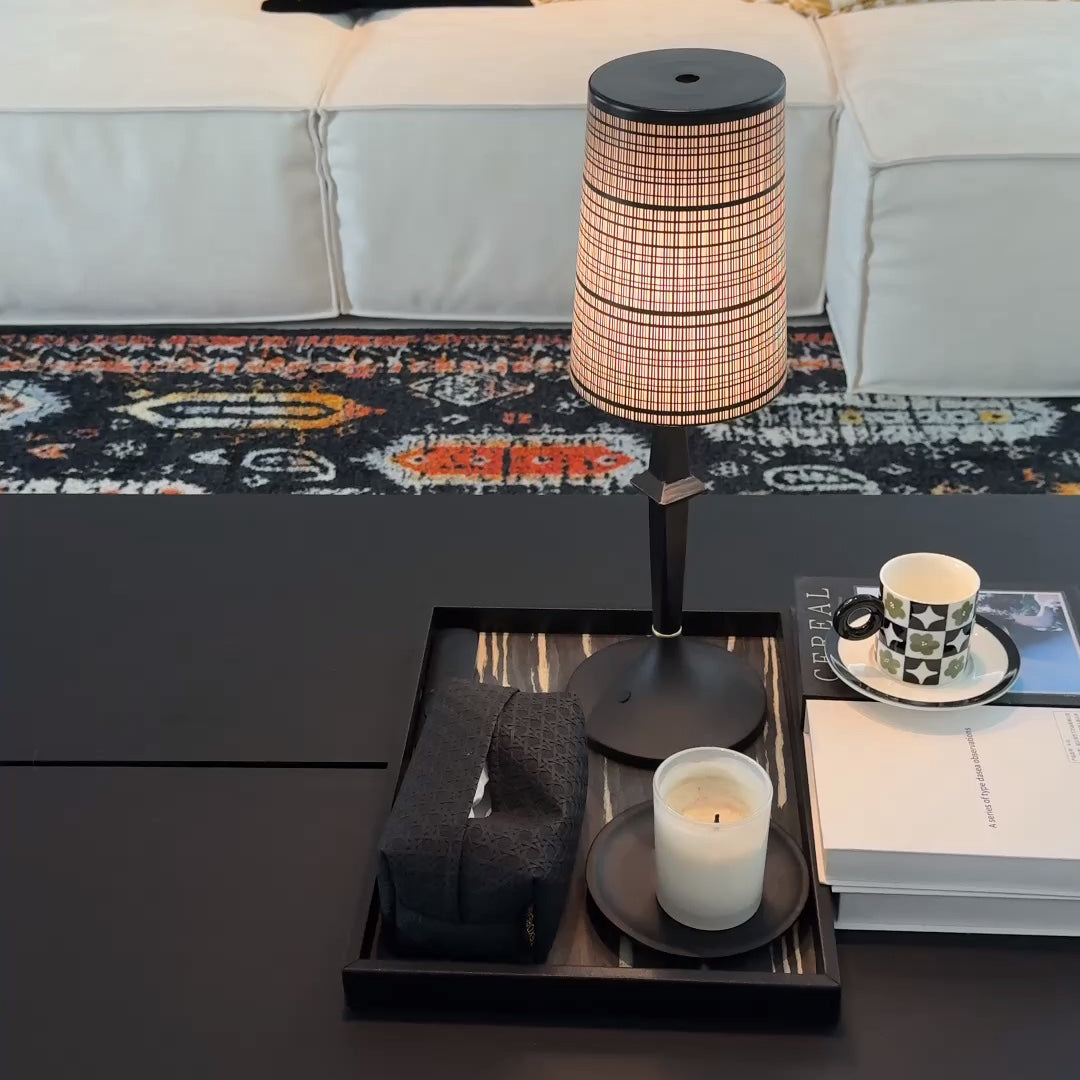 Karma Elvior bordslampa i järn (inbyggt batteri)