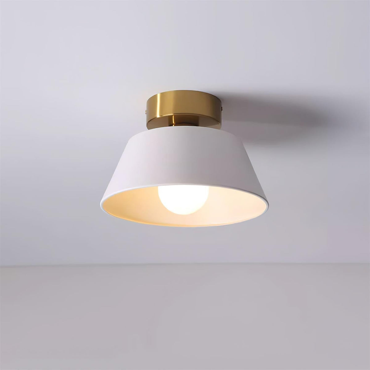 Taklampa i metall med modern minimalistisk takkåpa och plafondfäste