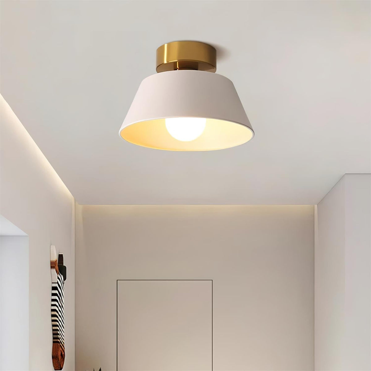Taklampa i metall med modern minimalistisk takkåpa och plafondfäste