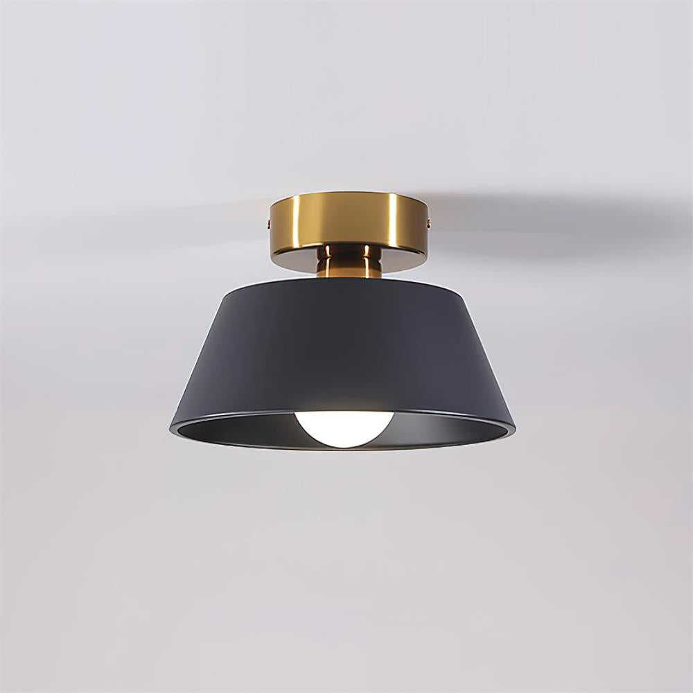Taklampa i metall med modern minimalistisk takkåpa och plafondfäste