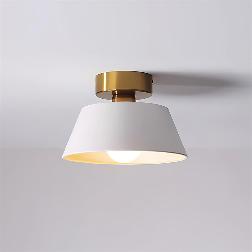 Taklampa i metall med modern minimalistisk takkåpa och plafondfäste
