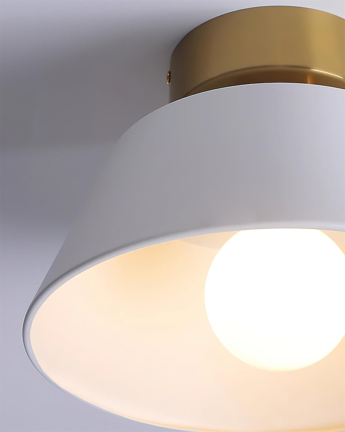 Taklampa i metall med modern minimalistisk takkåpa och plafondfäste