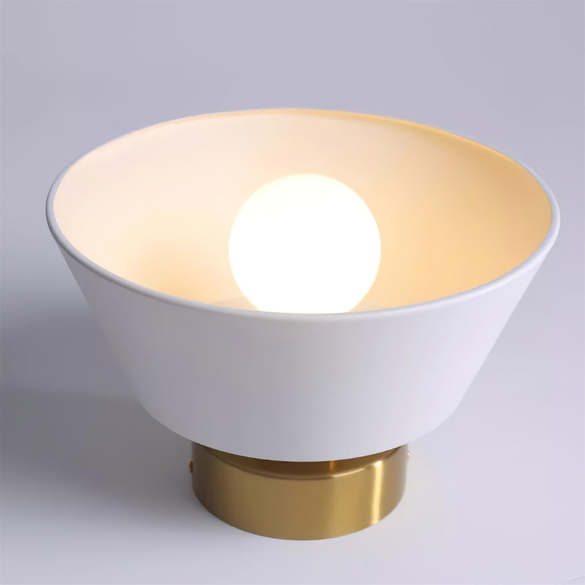 Taklampa i metall med modern minimalistisk takkåpa och plafondfäste