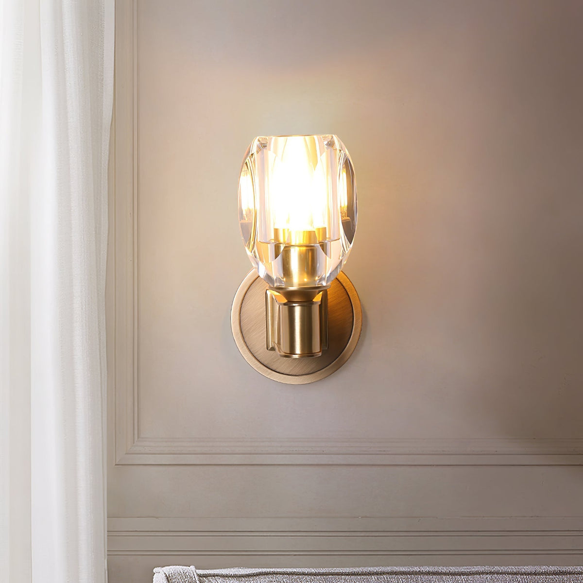 Tostor vägglampa i exklusivt nordiskt konstglas med diamantformad kristall